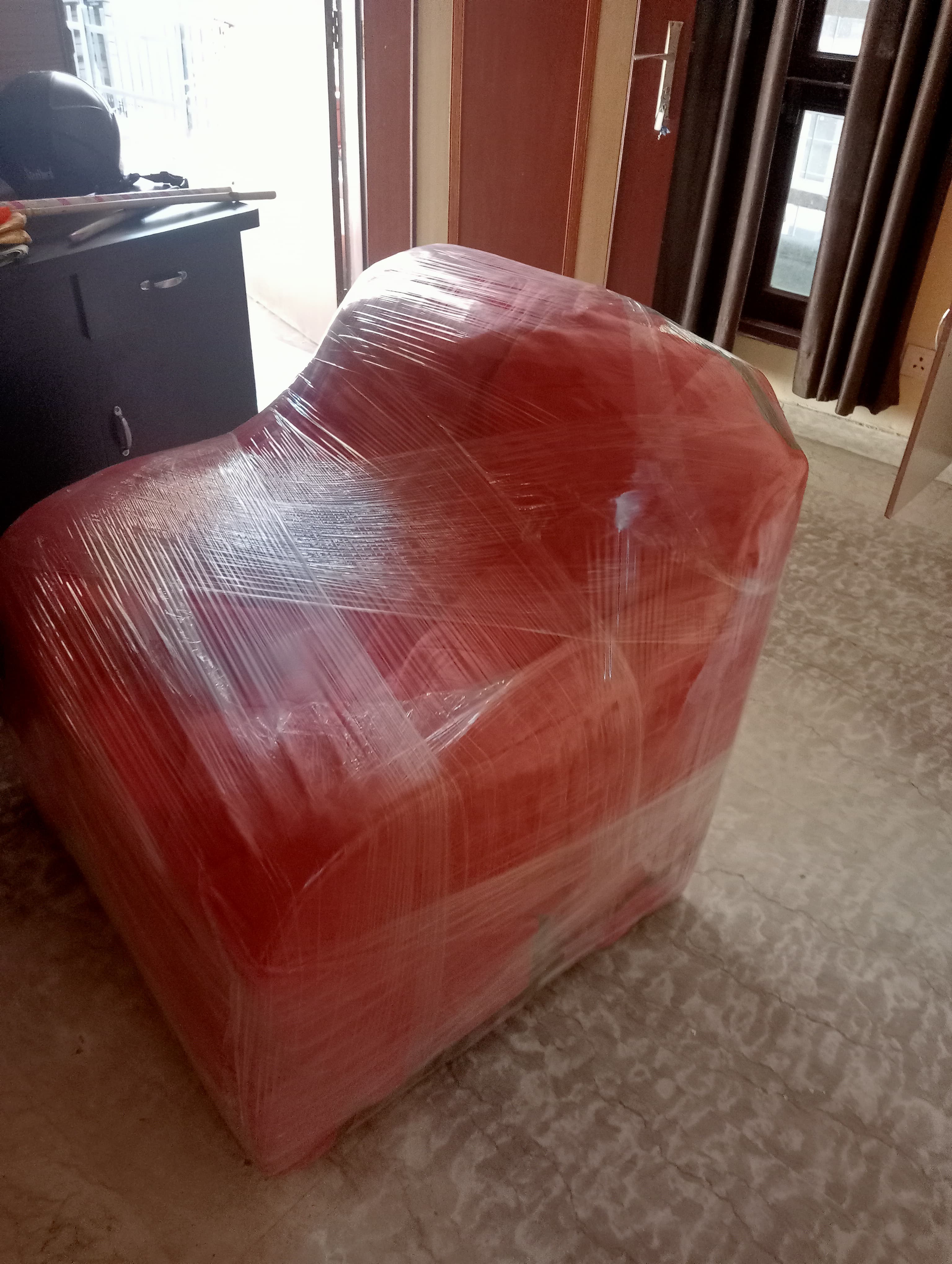 Team packing furniture